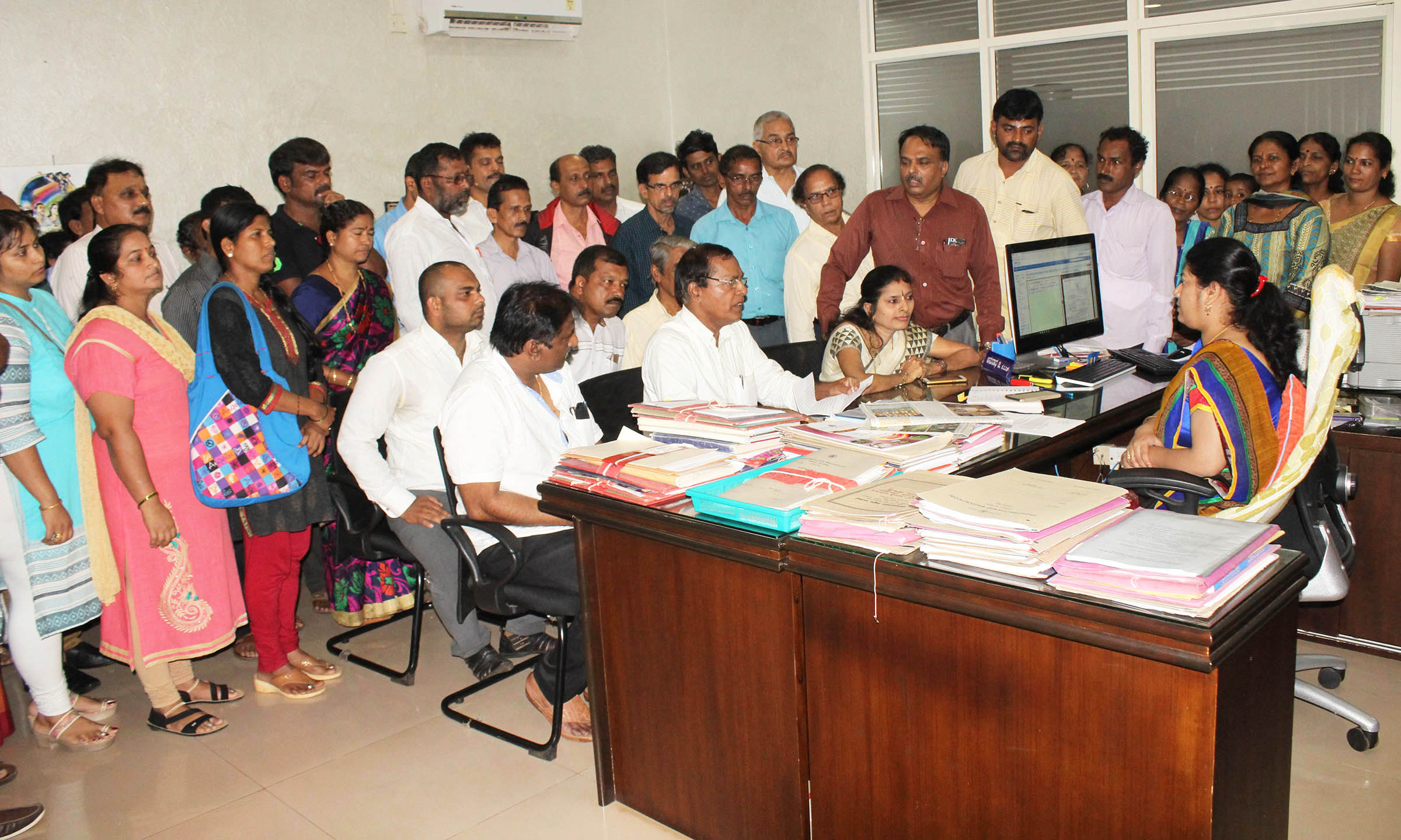 ಯೋಜನೆ ಕೈಬಿಡುವಂತೆ ಆಗ್ರಹಿಸಿ ಗ್ರಾಮಸ್ಥರಿಂದ ಡಿಸಿಗೆ ಮನವಿ